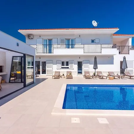 Almic With Heated Pool, 5 Bedrooms, Gaming Room, A Multi-use Playground Court Omis