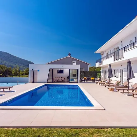 Villa Almic With Heated Pool, 5 Bedrooms, Gaming Room, A Multi-use Playground Court *