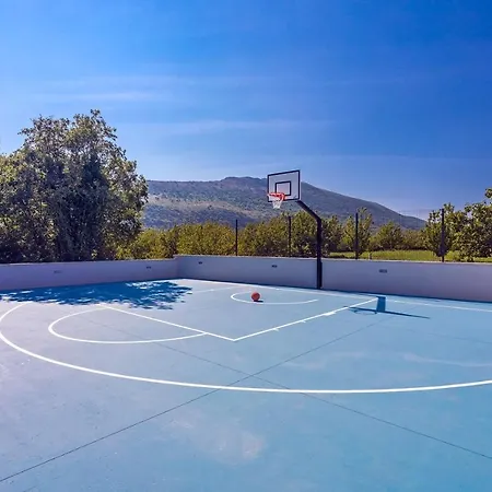Almic With Heated Pool, 5 Bedrooms, Gaming Room, A Multi-use Playground Court Villa Omis