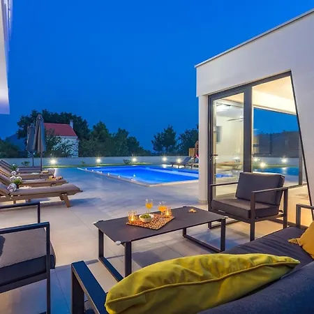 Almic With Heated Pool, 5 Bedrooms, Gaming Room, A Multi-use Playground Court Omis