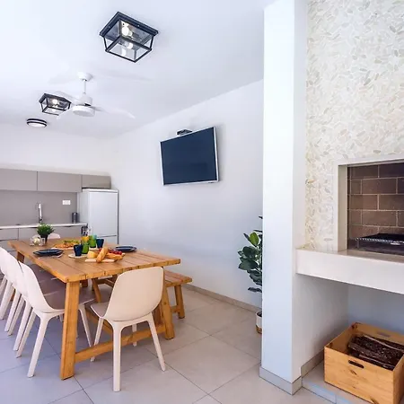 Almic With Heated Pool, 5 Bedrooms, Gaming Room, A Multi-use Playground Court * Omis