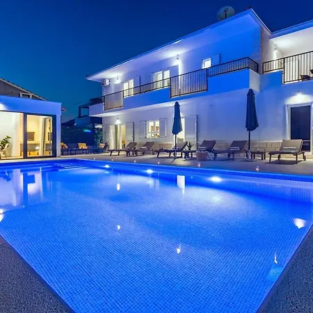 Almic With Heated Pool, 5 Bedrooms, Gaming Room, A Multi-use Playground Court *