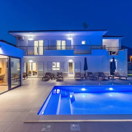 Almic With Heated Pool, 5 Bedrooms, Gaming Room, A Multi-use Playground Court Villa Omis
