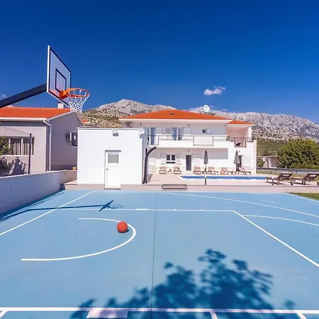 Almic With Heated Pool, 5 Bedrooms, Gaming Room, A Multi-use Playground Court *