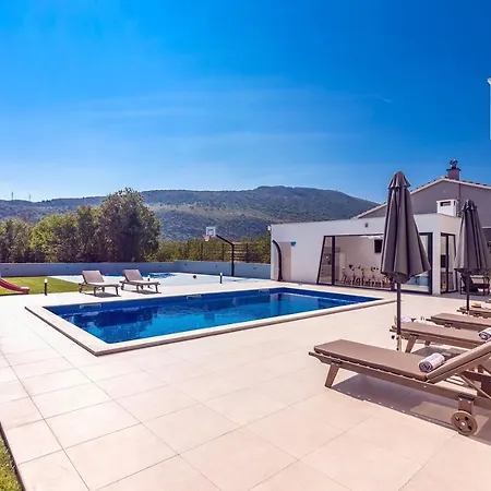 Villa Almic With Heated Pool, 5 Bedrooms, Gaming Room, A Multi-use Playground Court