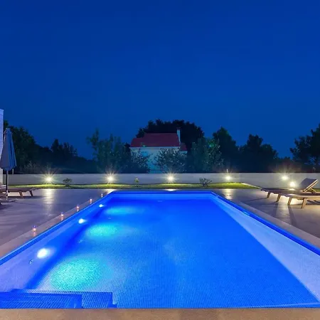 Villa Almic With Heated Pool, 5 Bedrooms, Gaming Room, A Multi-use Playground Court