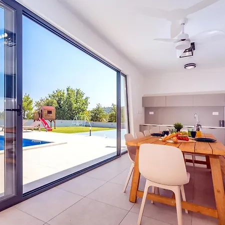 Almic With Heated Pool, 5 Bedrooms, Gaming Room, A Multi-use Playground Court Villa *