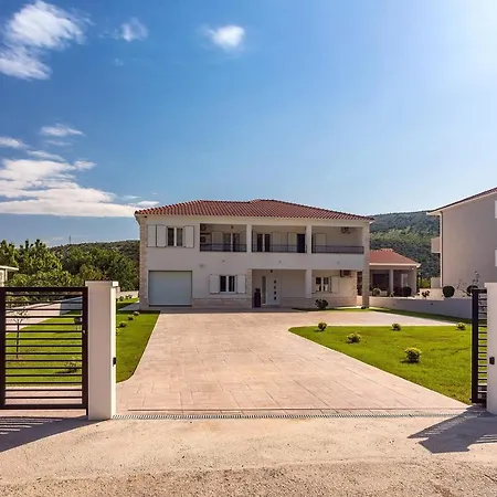 Almic With Heated Pool, 5 Bedrooms, Gaming Room, A Multi-use Playground Court 빌라 *
