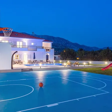 Almic With Heated Pool, 5 Bedrooms, Gaming Room, A Multi-use Playground Court Villa Omis