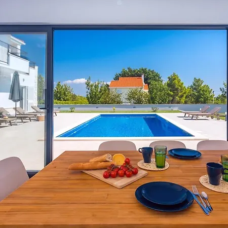 Almic With Heated Pool, 5 Bedrooms, Gaming Room, A Multi-use Playground Court