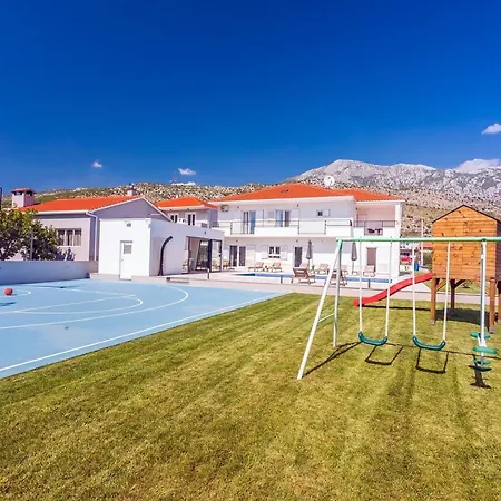 Almic With Heated Pool, 5 Bedrooms, Gaming Room, A Multi-use Playground Court 빌라 오미스