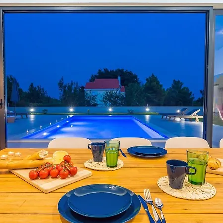 Almic With Heated Pool, 5 Bedrooms, Gaming Room, A Multi-use Playground Court