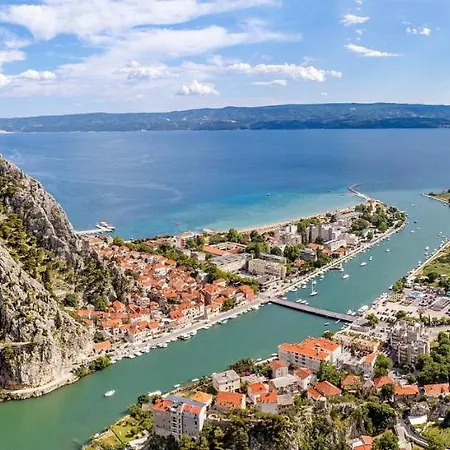 Almic With Heated Pool, 5 Bedrooms, Gaming Room, A Multi-use Playground Court Villa Omis