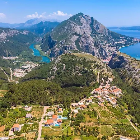 Almic With Heated Pool, 5 Bedrooms, Gaming Room, A Multi-use Playground Court Omis