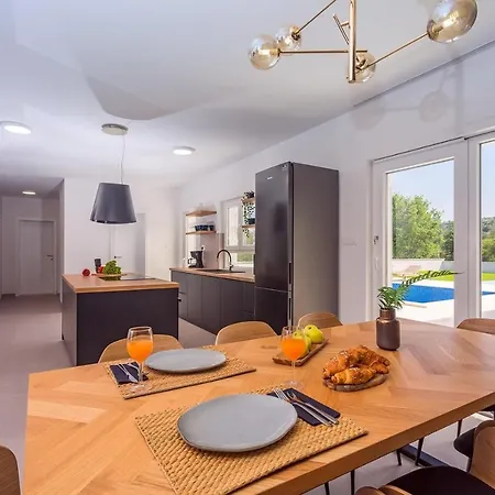 Almic With Heated Pool, 5 Bedrooms, Gaming Room, A Multi-use Playground Court Villa Omis