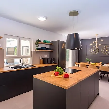 Almic With Heated Pool, 5 Bedrooms, Gaming Room, A Multi-use Playground Court Villa