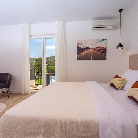 Almic With Heated Pool, 5 Bedrooms, Gaming Room, A Multi-use Playground Court Villa