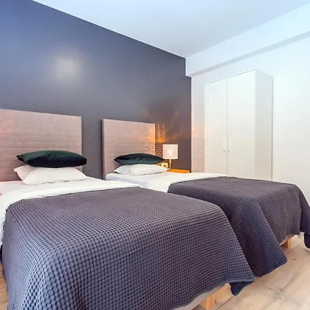 Almic With Heated Pool, 5 Bedrooms, Gaming Room, A Multi-use Playground Court Villa
