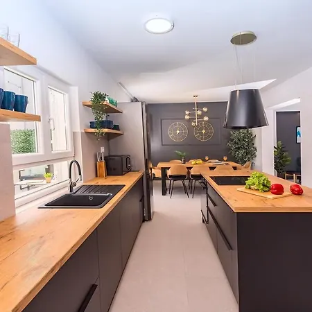 Almic With Heated Pool, 5 Bedrooms, Gaming Room, A Multi-use Playground Court *