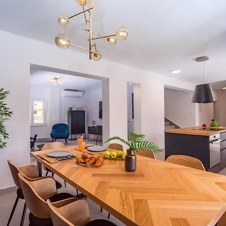 Almic With Heated Pool, 5 Bedrooms, Gaming Room, A Multi-use Playground Court *