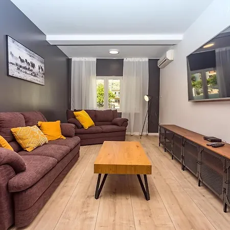 Villa Almic With Heated Pool, 5 Bedrooms, Gaming Room, A Multi-use Playground Court *