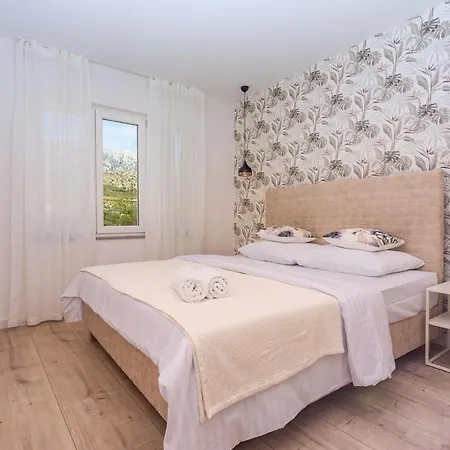 Villa Almic With Heated Pool, 5 Bedrooms, Gaming Room, A Multi-use Playground Court *