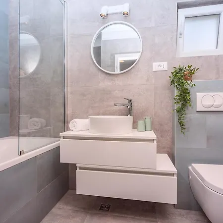 Villa Almic With Heated Pool, 5 Bedrooms, Gaming Room, A Multi-use Playground Court *
