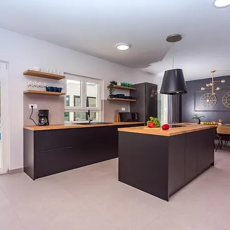 Almic With Heated Pool, 5 Bedrooms, Gaming Room, A Multi-use Playground Court 빌라