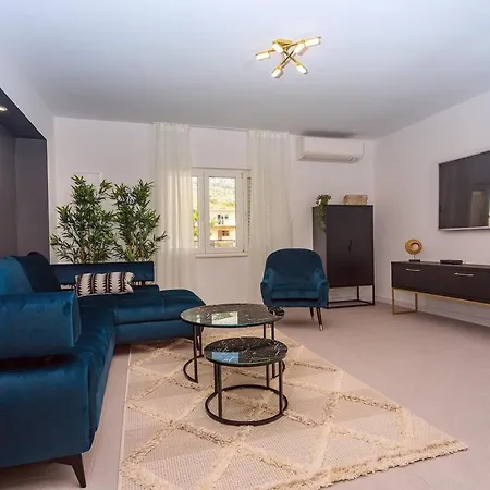 Almic With Heated Pool, 5 Bedrooms, Gaming Room, A Multi-use Playground Court Villa