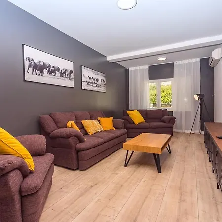 Almic With Heated Pool, 5 Bedrooms, Gaming Room, A Multi-use Playground Court Villa
