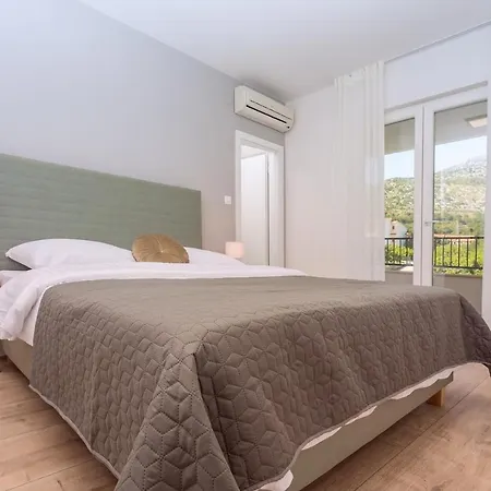 Almic With Heated Pool, 5 Bedrooms, Gaming Room, A Multi-use Playground Court Omis