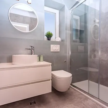 Almic With Heated Pool, 5 Bedrooms, Gaming Room, A Multi-use Playground Court Villa Omis