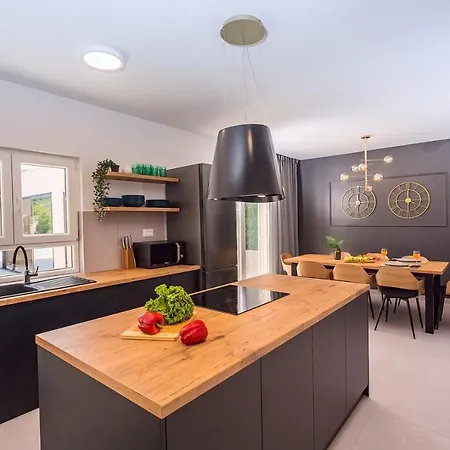Almic With Heated Pool, 5 Bedrooms, Gaming Room, A Multi-use Playground Court Omis