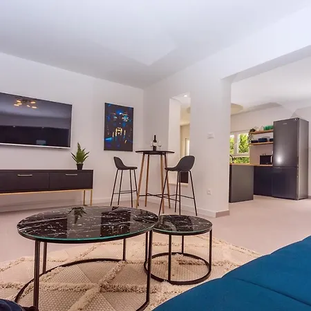 Almic With Heated Pool, 5 Bedrooms, Gaming Room, A Multi-use Playground Court Omis