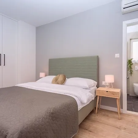 Almic With Heated Pool, 5 Bedrooms, Gaming Room, A Multi-use Playground Court Omis