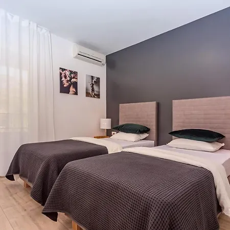 Almic With Heated Pool, 5 Bedrooms, Gaming Room, A Multi-use Playground Court Villa Omis