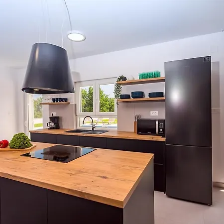 Almic With Heated Pool, 5 Bedrooms, Gaming Room, A Multi-use Playground Court *