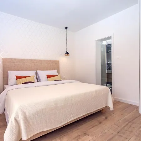 Almic With Heated Pool, 5 Bedrooms, Gaming Room, A Multi-use Playground Court Villa