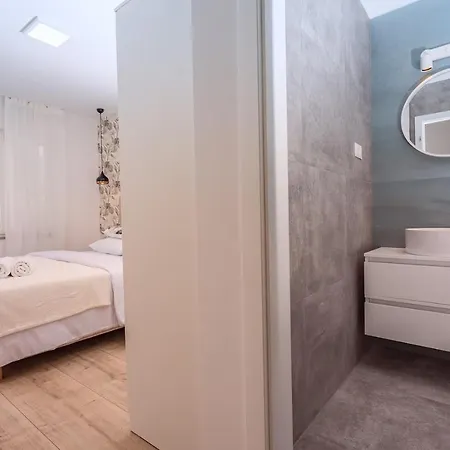Almic With Heated Pool, 5 Bedrooms, Gaming Room, A Multi-use Playground Court Omis