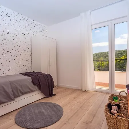 Almic With Heated Pool, 5 Bedrooms, Gaming Room, A Multi-use Playground Court Omis